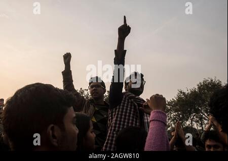 Kolkata, Indien. 21 Dez, 2019. Demonstranten nehmen an einem Massenprotest gegen die umstrittene neue Staatsbuergerschaftsrecht in Kolkata, Indien, Dez. 21, 2019. Die Zahl der Todesopfer in den heftigen Protesten gegen die umstrittenen neuen Staatsangehörigkeitsgesetz in Indien am Samstag stieg auf 22, sagten Beamte. Credit: tumpa Mondal/Xinhua/Alamy leben Nachrichten Stockfoto