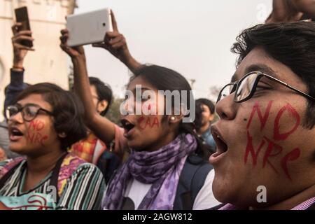 Kolkata, Indien. 21 Dez, 2019. Demonstranten nehmen an einem Massenprotest gegen die umstrittene neue Staatsbuergerschaftsrecht in Kolkata, Indien, Dez. 21, 2019. Die Zahl der Todesopfer in den heftigen Protesten gegen die umstrittenen neuen Staatsangehörigkeitsgesetz in Indien am Samstag stieg auf 22, sagten Beamte. Credit: tumpa Mondal/Xinhua/Alamy leben Nachrichten Stockfoto