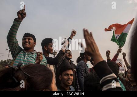 Kolkata, Indien. 21 Dez, 2019. Demonstranten nehmen an einem Massenprotest gegen die umstrittene neue Staatsbuergerschaftsrecht in Kolkata, Indien, Dez. 21, 2019. Die Zahl der Todesopfer in den heftigen Protesten gegen die umstrittenen neuen Staatsangehörigkeitsgesetz in Indien am Samstag stieg auf 22, sagten Beamte. Credit: tumpa Mondal/Xinhua/Alamy leben Nachrichten Stockfoto