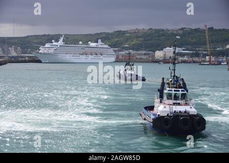 Schlepper DHB Doughty und DHB Dauntless in Dover mit Crystal Symphony nach helfen Black Watch aus dem Kai bei starkem Wind August 2017 Stockfoto