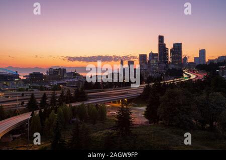 Seattle Skyline bei Sonnenuntergang von Dr. Jose Rizal Brücke P Stockfoto