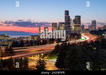 Seattle Skyline bei Sonnenuntergang von Dr. Jose Rizal Brücke P Stockfoto