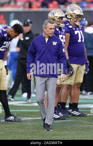 Las Vegas, NV, USA. 21 Dez, 2019. Washington Huskies Head Coach Chris Petersen auf dem Feld vor Beginn der 28. Ausgabe des Mitsubishi Motors Las Vegas Schüssel Spiel mit der Boise State Broncos und die Washington Schlittenhunde bei Sam Boyd Stadium in Las Vegas, NV. Christopher Trim/CSM/Alamy leben Nachrichten Stockfoto