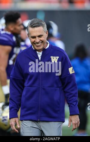 Las Vegas, NV, USA. 21 Dez, 2019. Washington Huskies Head Coach Chris Petersen auf dem Feld vor Beginn der 28. Ausgabe des Mitsubishi Motors Las Vegas Schüssel Spiel mit der Boise State Broncos und die Washington Schlittenhunde bei Sam Boyd Stadium in Las Vegas, NV. Christopher Trim/CSM/Alamy leben Nachrichten Stockfoto