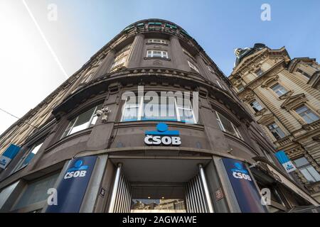 Prag, Tschechien - NOVEMBER 2, 2019: die CSOB-Bank Logo Vor Ihren lokalen Büro im Zentrum von Prag. CSOB, oder ceskoslovenska obchodni Banka, ist eine Tschechische Stockfoto