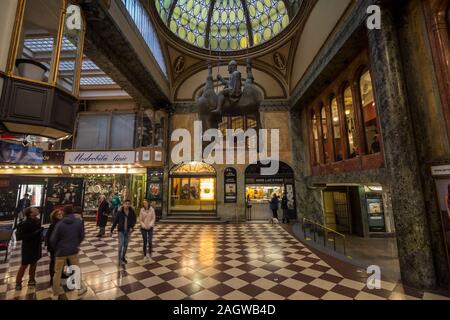 Prag, Tschechien - NOVEMBER 2, 2019: svatý Václav Statue von David Cerny im Palac Lucerna in Prag gemacht. Diese Skulptur des Heiligen Wencesl Stockfoto