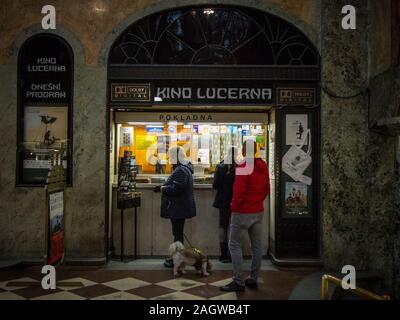 Prag, Tschechien - NOVEMBER 2, 2019: Kino Lucerna Kino Ticket Booth mit wartenden Kunden ein Ticket einige Filme zu kaufen. Es ist eine wichtige kulturelle Stockfoto