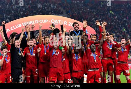 Doha, Katar. 21 Dez, 2019. FC Liverpool Spieler feiern mit der Trophäe nach dem Finale der FIFA Club Weltmeisterschaft Katar 2019 gegen Flamengo in Doha, der Hauptstadt von Katar, Dez. 21, 2019. Credit: Nikku/Xinhua/Alamy leben Nachrichten Stockfoto