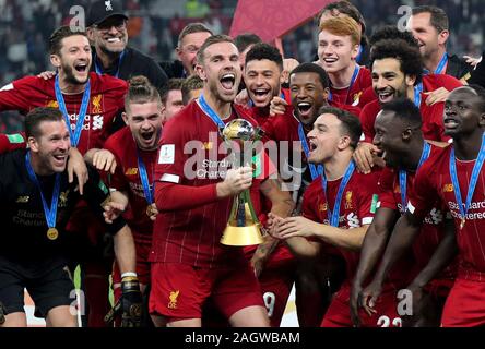 Doha, Katar. 21 Dez, 2019. FC Liverpool Spieler feiern mit der Trophäe nach dem Finale der FIFA Club Weltmeisterschaft Katar 2019 gegen Flamengo in Doha, der Hauptstadt von Katar, Dez. 21, 2019. Credit: Nikku/Xinhua/Alamy leben Nachrichten Stockfoto