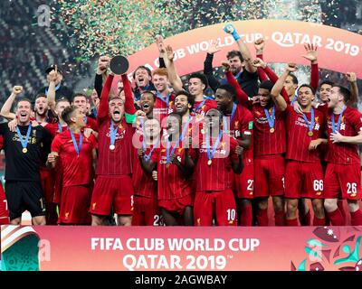 Doha, Katar. 21 Dez, 2019. FC Liverpool Spieler feiern mit der Trophäe nach dem Finale der FIFA Club Weltmeisterschaft Katar 2019 gegen Flamengo in Doha, der Hauptstadt von Katar, Dez. 21, 2019. Credit: Nikku/Xinhua/Alamy leben Nachrichten Stockfoto