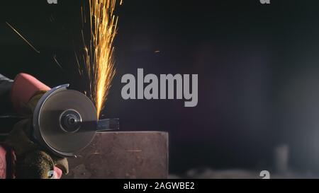Schmiedewerkstatt. Schmiede manuelle Produktion. Close up Details zu funken, Industriearbeiter mit Winkelschleifer und Schneiden von Stahl. Stockfoto