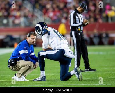 Santa Clara, CA, USA. 21 Dez, 2019. Los Angeles Rams Trainer Sean McVay Gespräche mit Los Angeles Rams Quarterback Jared Goff (16) während eines Spiels bei Levi's Stadion am Samstag, Dezember 21, 2019 in Santa Clara, Calif. Credit: Paul Kitagaki jr./ZUMA Draht/Alamy leben Nachrichten Stockfoto