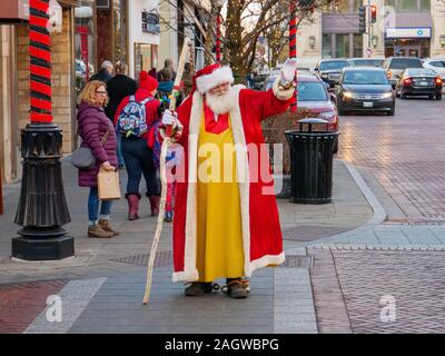 Santa claus winkt für vorbeifahrende Autos. Marion Street, Oak Park, Illinois. Stockfoto