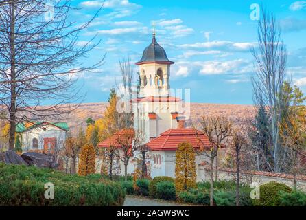Orthodoxe Wachturm im Dorf Curchi aus der Republik Moldau Stockfoto