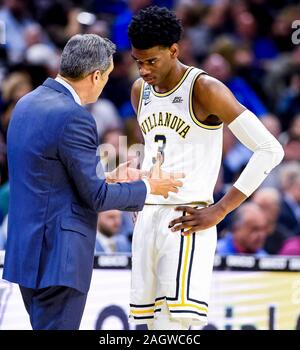 Philadelphia, PA, USA. 21 Dez, 2019. Dezember 21, 2019: Villanova Trainer Jay Wright Gespräche mit Villanova, Brandon Slater #3 Während das matchup zwischen den Kansas Jayhawks und Villanova Wildkatzen bei der Wells Fargo Center in Philadelphia, Pennsylvania. Villanova gewann 56-55. Scott Serio/Cal Sport Media/Alamy leben Nachrichten Stockfoto