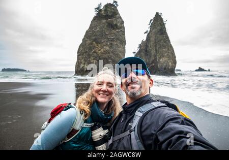 Selfie Schuß von Mann und Frau auf Rialto Beach, Olympic National Park, Washington, USA. Stockfoto