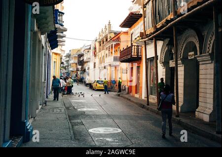 Cartagena de Indias, Kolumbien - Januar, 2019: Farbenfrohe Gebäude und Straße Stockfoto