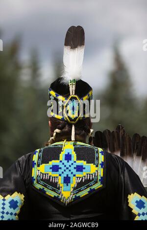 Detail der Tanzkleidung, die von einer indigenen Frau im Canada Day Powwow getragen wird. Stockfoto