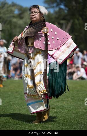 Indigene Frau tanzt am Canada Day powwow. Stockfoto