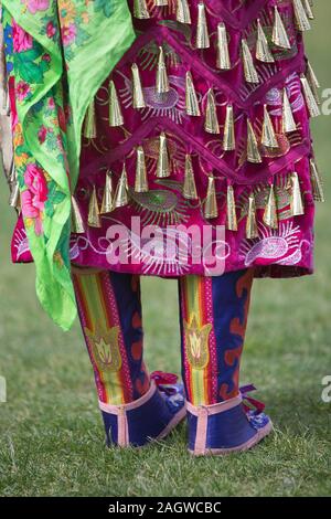 Details von Klingeltanz-Kostüm und Mokassinen, die von einer indigenen Frau im Canada Day Powwow getragen werden. Stockfoto