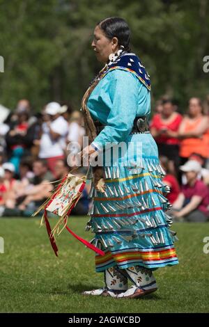 Indigene Frau, die im Canada Day powwow Jingle-Tanz aufführt. Stockfoto