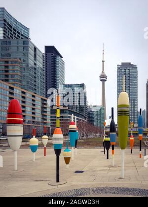 Ein Blick auf die Innenstadt von Toronto und dem CN Tower als von Canoe Landing Park gesehen. Toronto, Ontario, Kanada. Stockfoto