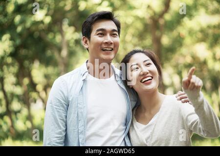 Lieben jungen asiatischen Paar Entspannung im Freien in Park Stockfoto