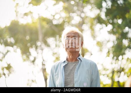 Outdoor Portrait von chinesischen alter Mann, glücklich und lächelnd Stockfoto