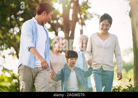 Drei generation gerne asiatische Familie wandern draußen im Park Stockfoto