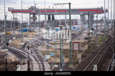 Lehrte, Deutschland. 16 Dez, 2019. Krane sind am Güterbahnhof MegaHub Lehrte in der Region Hannover befindet. Östlich von Hannover, in der Nähe der Autobahn A2, eine neue Art von Freight Station für den Umschlag von Containern zwischen Zügen und Lkws sowie zwischen den Zügen gebaut wird. Nach Angaben der Bahn, es ist die erste Station dieser Art in Deutschland. Credit: Julian Stratenschulte/dpa/Alamy leben Nachrichten Stockfoto