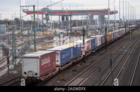 Lehrte, Deutschland. 16 Dez, 2019. Ein Güterzug übergibt die Freight Station Megahub Lehrte in der Region Hannover. Östlich von Hannover, in der Nähe der Autobahn A2, eine neue Art von Freight Station für den Umschlag von Containern zwischen Zügen und Lkws sowie zwischen den Zügen gebaut wird. Nach Angaben der Bahn, es ist die erste Station dieser Art in Deutschland. Credit: Julian Stratenschulte/dpa/Alamy leben Nachrichten Stockfoto