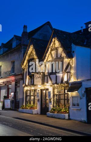 Wesley house Restaurant mit Weihnachtsbeleuchtung in der Abenddämmerung. Winchcombe, Cotswolds, Gloucestershire, England Stockfoto