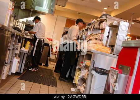 Fairfax, VA USA. Aug 2105. Fast food Küche essen Vorbereiter Lesen von mehreren hängen Mahlzeit überprüft. Stockfoto