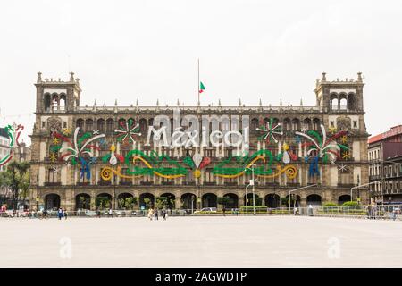 Die historischen Gebäude rund um den Hauptplatz in Mexiko Stadt, La Plaza de la Constitucion, ist auch El Zocalo genannt. Stockfoto