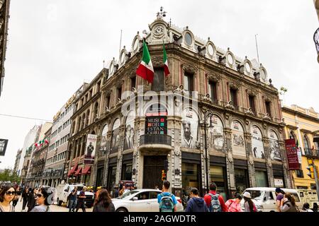 Blick auf die Straße von Einkaufsstraße mit historischen Gebäuden in der Nähe des Main Plaza in der Innenstadt von Mexico City. Stockfoto