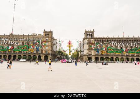 Die historischen Gebäude rund um den Hauptplatz in Mexiko Stadt, La Plaza de la Constitucion, ist auch El Zocalo genannt. Stockfoto