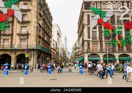 Die historischen Gebäude rund um den Hauptplatz in Mexiko Stadt, La Plaza de la Constitucion, ist auch El Zocalo genannt. Stockfoto