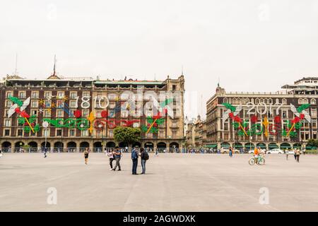 Die historischen Gebäude rund um den Hauptplatz in Mexiko Stadt, La Plaza de la Constitucion, ist auch El Zocalo genannt. Stockfoto