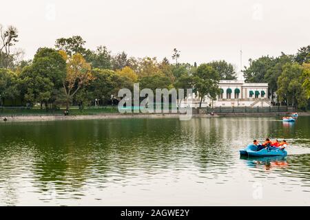 Ein Boot auf dem See im Chapultepec Park in der Innenstadt von Mexico City. Stockfoto