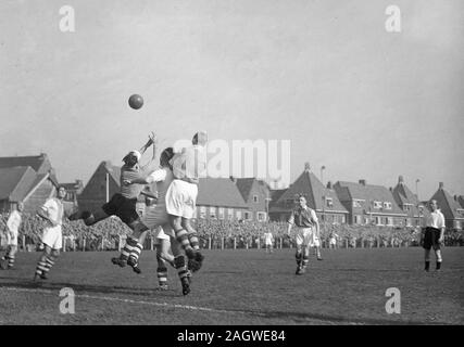 Oktober 10, 1947 - Männer Fußball Spiel, Ball in der Luft vor Ziel der bewertet wird. Vielleicht ein Spiel, das in Holland gespielt. Stockfoto