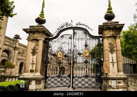 Haupteingang von Schloss Chapultepec. auf Chapultepec Hügel im Chapultepec Park in Mexiko Stadt. Stockfoto