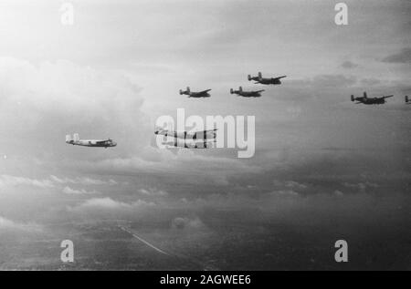 Tag der Luftfahrt militärische Luftfahrt am Flughafen Kemajoran Mitchell B-25 Flugzeuge - Ca. 1947 Batavia, Indonesien, Jakarta, Kemajoran, Niederländisch Ostindien Stockfoto