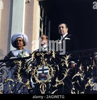 Königin Juliana und Prinz Bernhard auf die Landung der Bonner Rathaus; rechts Oberbürgermeister Peter Kraemer Datum Oktober 26, 1971; Standort Deutschland, West Germany Stockfoto