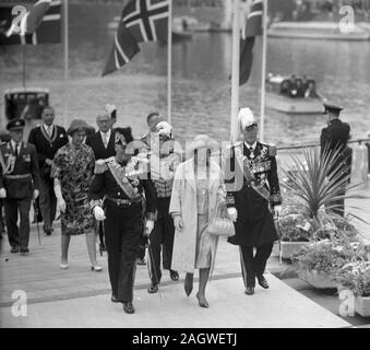 Besuch von König Olav Norwegen in die Niederlande mit Königin Juliana und Prinz Bernhard in Amsterdam, Noord-Holland Ca. September 9, 1964 Stockfoto