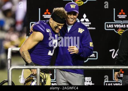 Las Vegas, NV, USA. 21 Dez, 2019. Washington Huskies Head Coach Chris Petersen gratuliert Washington Schlittenhunde Defensive zurück Elia Molden (3) am Schluss der Mitsubishi Motors Las Vegas Schüssel Spiel mit der Boise State Broncos und die Washington Schlittenhunde bei Sam Boyd Stadium in Las Vegas, NV. Die Washington Schlittenhunde die Boise State Broncos 38 zu 7 besiegt. Christopher Trim/CSM/Alamy leben Nachrichten Stockfoto