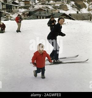 Königliche Familie mit Winterurlaub in Lech. Prinzessin Beatrix mit Prinz Constantijn in Lech, Österreich (, 4. März 1972) Stockfoto