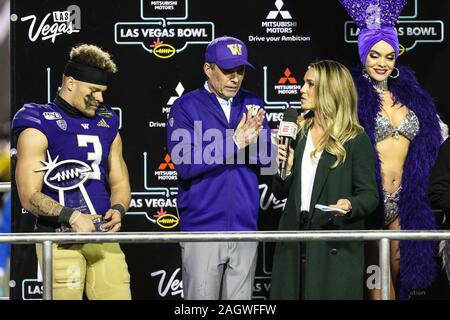 Dezember 21, 2019: ESPN reporter Molly McGrath spricht mit Washington Schlittenhunde Head Coach Chris Petersen und Elia Molden (3) am Schluss der Mitsubishi Motors Las Vegas Schüssel Spiel mit der Boise State Broncos und die Washington Schlittenhunde bei Sam Boyd Stadium in Las Vegas, NV. Die Washington Schlittenhunde die Boise State Broncos 38 zu 7 besiegt. Christopher Trim/CSM Stockfoto