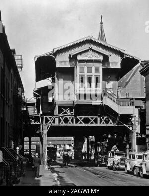 1930er Jahre New York City-El' Bahnhof, 9. Avenue Line, Christopher und Greenwich Straßen, Manhattan. Leitung der Kbs, unter erhöhten Bahnhof, erhöhte Struktur (West Side Highway?) Darüber hinaus. Ca. 1936 Stockfoto