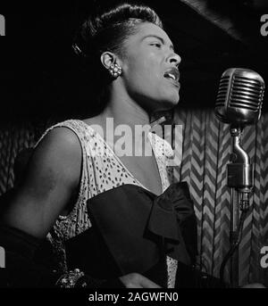 Billie Holiday auf den Downbeat Club, ein Jazz Club in New York City. Datum ca. Februar 1947 Stockfoto