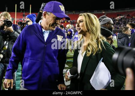 Las Vegas, NV, USA. 21 Dez, 2019. ESPN reporter Molly McGrath spricht mit Washington Schlittenhunde Head Coach Chris Petersen zum Abschluss der Mitsubishi Motors Las Vegas Schüssel Spiel mit der Boise State Broncos und die Washington Schlittenhunde bei Sam Boyd Stadium in Las Vegas, NV. Die Washington Schlittenhunde besiegten die Boise State Broncos 38 zu 7. Christopher Trim/CSM/Alamy leben Nachrichten Stockfoto